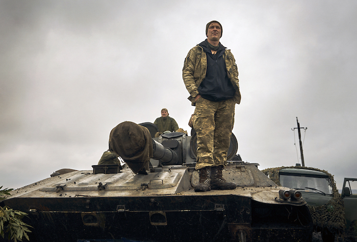 Un soldado ucraniano de pie sobre un tanque en un territorio liberado de la región de Járkiv, en Ucrania, el lunes 12 de septiembre de 2022. 