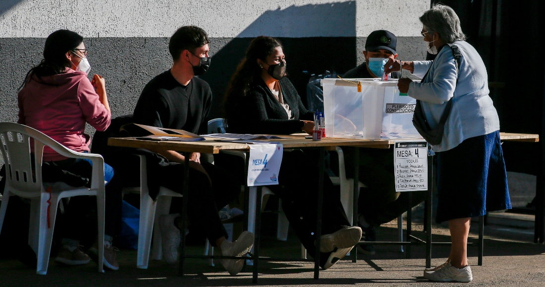 Una mujer emite su voto durante el plebiscito obligatorio en el que los chilenos deciden si aprueban o rechazan una nueva Constitución, en Santiago, Chile, el domingo 4 de septiembre de 2022.