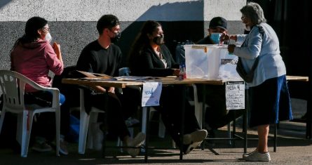 Una mujer emite su voto durante el plebiscito obligatorio en el que los chilenos deciden si aprueban o rechazan una nueva Constitución, en Santiago, Chile, el domingo 4 de septiembre de 2022.