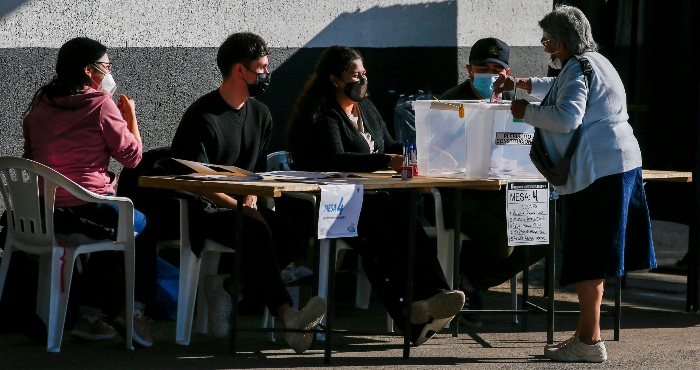 Una mujer emite su voto durante el plebiscito obligatorio en el que los chilenos deciden si aprueban o rechazan una nueva Constitución, en Santiago, Chile, el domingo 4 de septiembre de 2022. 