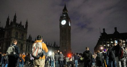 Una multitud guarda un minuto de silencio en honor de la reina Isabel II en el Puente de Westminster frente al Big Ben, el domingo 18 de septiembre de 2022, en Londres, Inglaterra.