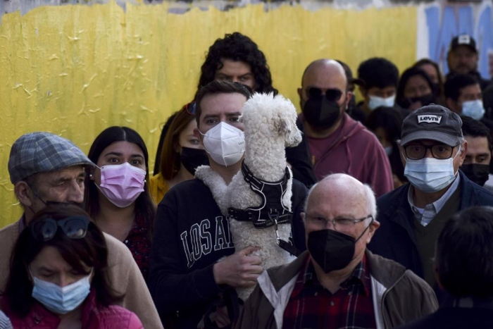 La gente hace fila para votar en un plebiscito sobre un nuevo borrador de la Constitución en Santiago, Chile, el domingo 4 de septiembre de 2022.