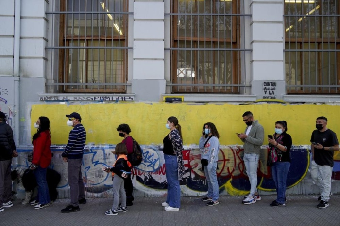 La gente hace fila para votar en un plebiscito sobre un nuevo borrador de la Constitución en Santiago, Chile, el domingo 4 de septiembre de 2022.