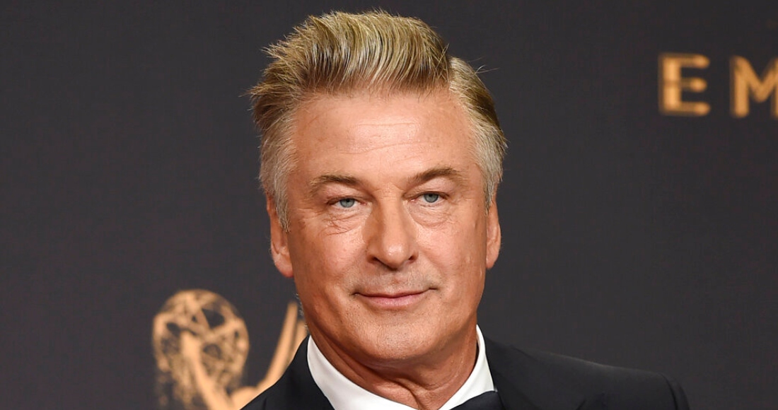 Alec Baldwin posa en la sala de prensa con el premio a mejor actor de reparto en una serie de comedia por "Saturday Night Live" en la 69ª entrega de los Emmy en Los Angeles el 17 de septiembre de 2017.