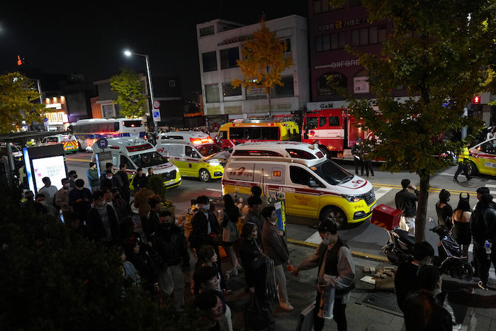 Ambulancias con víctimas se dirigen al hospital cerca del lugar de una estampida en Seúl, Corea del Sur, el domingo 30 de octubre de 2022.