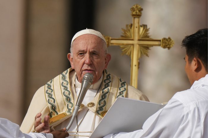 El Papa Francisco celebra una misa para la canonización de dos nuevos santos, Giovanni Battista Scalabrini y Artemide Zatti, en la Plaza de San Pedro, en el Vaticano, el domingo 9 de octubre de 2022.