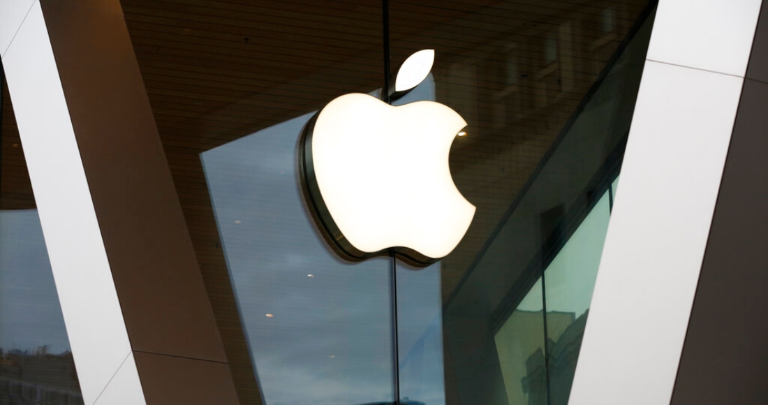 Un logotipo de Apple adorna el exterior de una tienda de la marca en el centro de Brooklyn, en Nueva York, el sábado 14 de marzo de 2020. Foto: Kathy Willens, Archivo, AP