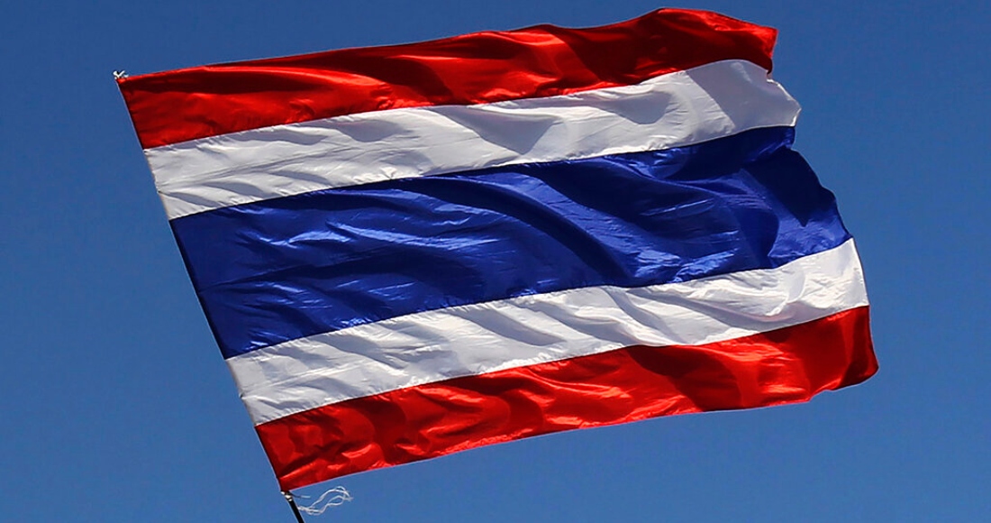 En esta imagen de archivo, la bandera nacional de Tailandia ondea en la capital, Bangkok, el 15 de enero de 2014.