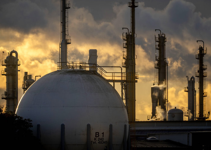 Chimeneas y un tanque en una planta química de BASF en Ludwigshafen, Alemania, el martes 27 de septiembre de 2022.