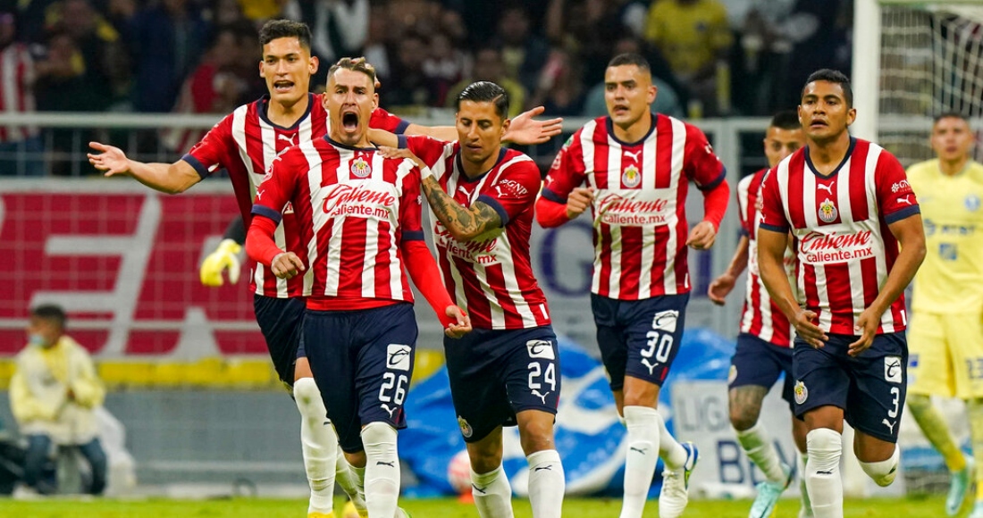 Cristian Calderón (26) celebra tras marcar el primer gol de Chivas en el partido contra el América en la Liga Mx, el 17 de septiembre de 2022.