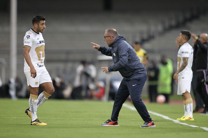 El jugador Eduardo Salvio escucha las indicaciones del DT Andrés Lillini durante el partido de Pumas vs. Cruz Azul, correspondiente a la jornada 15 del Torneo Apertura 2022 de Liga BBVA MX, en el estadio Olímpico Universitario.