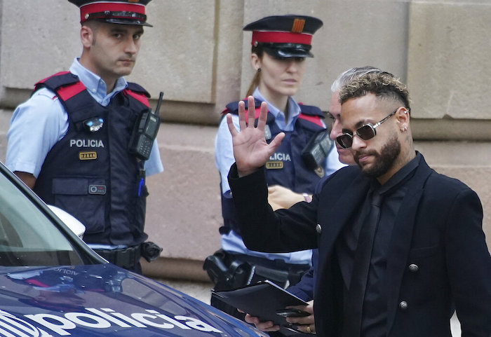 El delantero brasileño Neymar, exjugador del Barcelona y hoy del Paris Saint-Germain, al llegar a un juzgado de Barcelona, España, para un juicio por fraude, el lunes 17 de octubre de 2022.