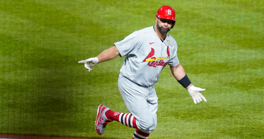 El dominicano de los Cardenales de San Luis Albert Pujols celebra su 703mo jonrón en el quinto episodio ante los Piratas de Pittsburgh el lunes 3 de octubre del 2022.