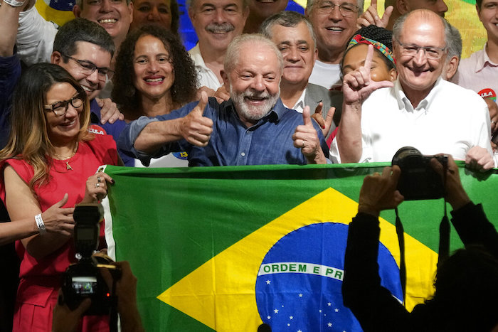 El expresidente brasileño Luiz Inácio Lula da Silva festeja con su esposa Rosangela Silva, izquierda, y su compañero de fórmula Geraldo Alckmin, derecha, luego de que la autoridad electoral dijo que venció al Presidente Jair Bolsonaro para convertirse en el próximo mandatario del país, el domingo 30 de octubre de 2022, en Sao Paulo, Brasil.