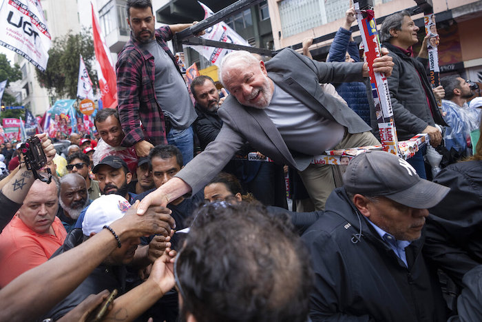 El expresidente de Brasil Luiz Inácio Lula da Silva estrecha la mano de un seguidor en un acto de campaña el día antes de las elecciones generales, en Sao Paulo, Brasil, el sábado 1 de octubre de 2022.