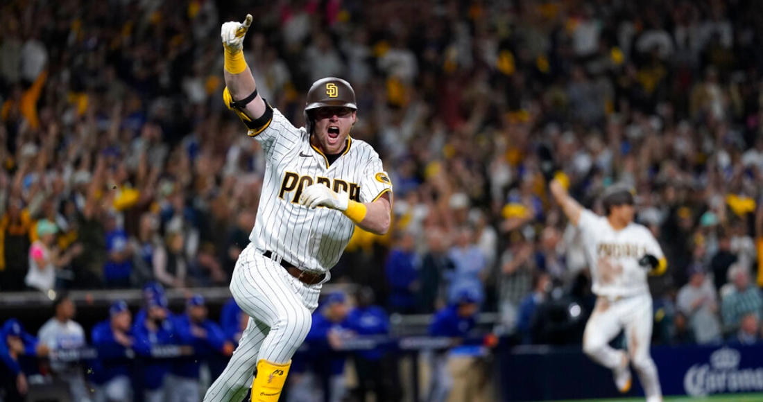 El jugador de los Padres de San Diego Jake Cronenworth reacciona tras pegar un sencillo de dos carreras en el séptimo inning durante su cuarto juego de la Serie de División de la Liga Nacional contra los Dodgers de Los Ángeles, el sábado 15 de octubre de 2022 en San Diego.