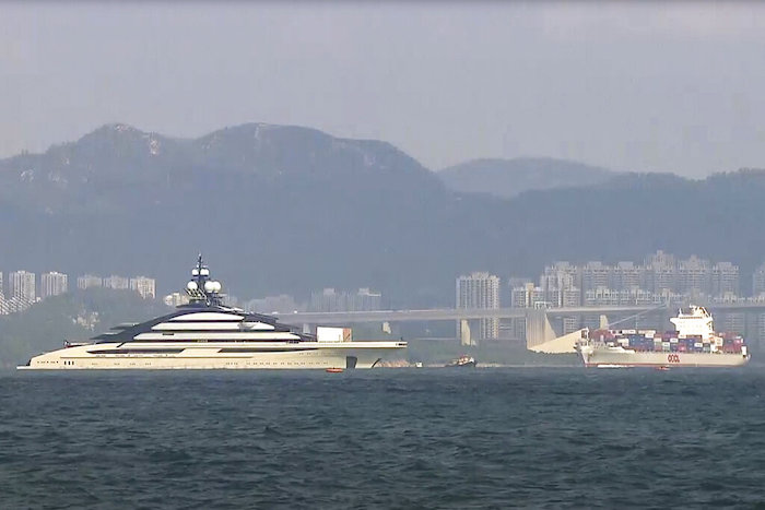 En esta imagen tomada de un video emitido por TVB, el megayate Nord, a la izquierda, valorado en unos 500 millones de dólares, se ve ante la isla de Hong Kong, ante el puerto de Victoria, el 7 de octubre de 2022.