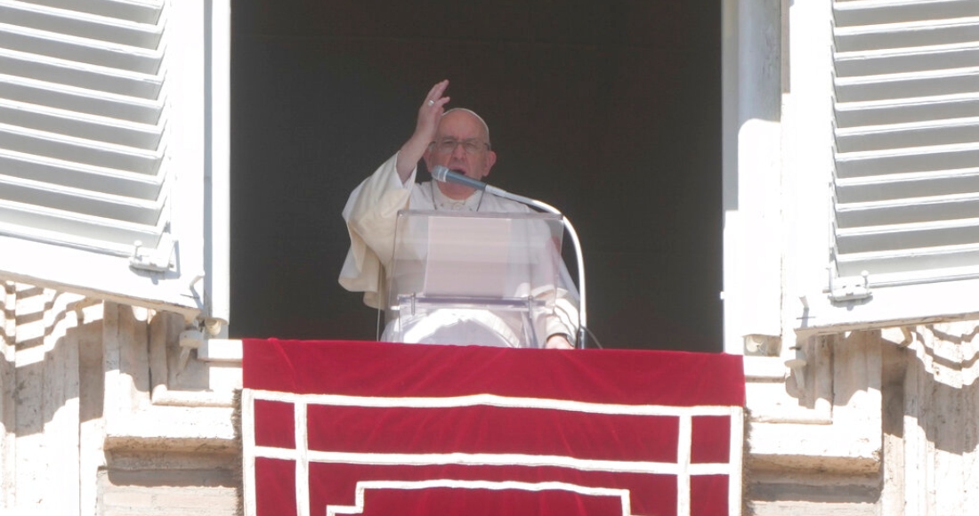 El Papa Francisco bendice a los fieles desde la ventana de su estudio con vista a la Plaza de San Pedro con motivo de la oración del mediodía del Ángelus en el Vaticano, el domingo 16 de octubre de 2022.