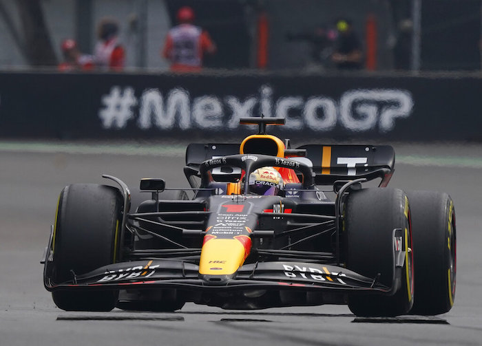 El piloto holandés Max Verstappen, de Red Bull, conduce en el Gran Premio de México de la Fórmula Uno, en el Autódromo Hermanos Rodríguez en Ciudad de México, el domingo 30 de octubre de 2022.