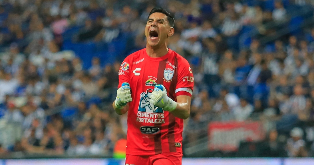 El delantero colombiano Avilés Hurtado convirtió un penal en los descuentos y el Pachuca derrotó 1-0 al Monterrey el domingo por la noche para clasificarse a la final del futbol mexicano por segundo torneo consecutivo.