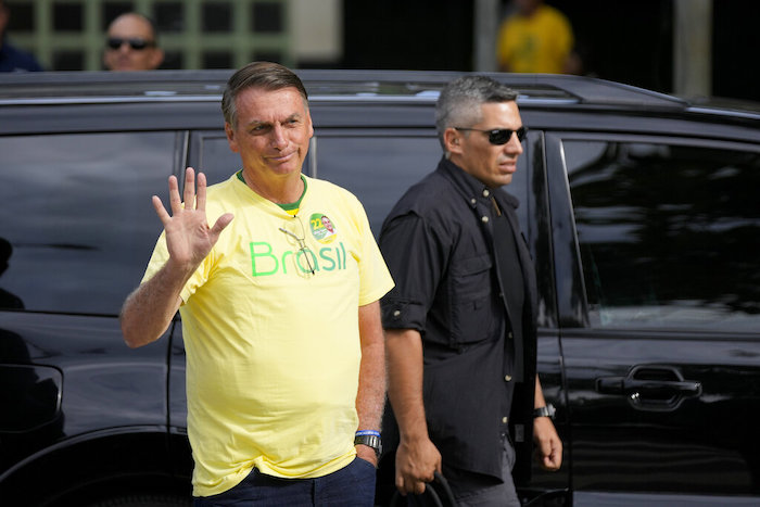 El Presidente brasileño Jair Bolsonaro (i) llega para votar en Río de Janeiro, el 30 de octubre del 2022.