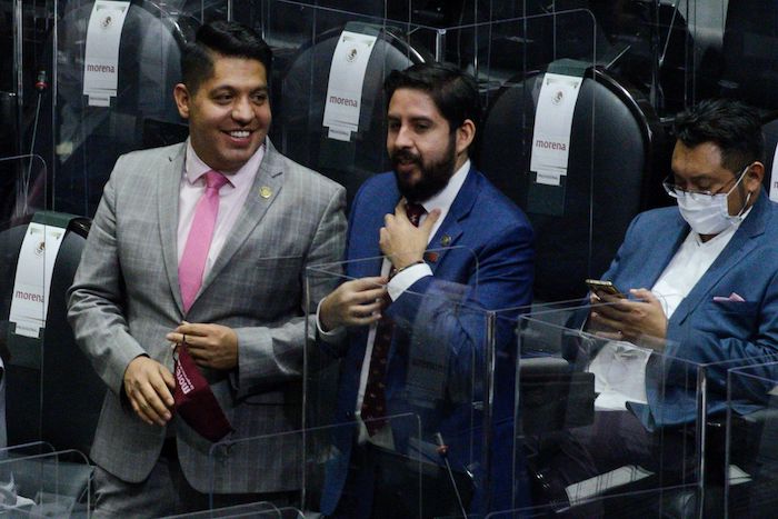 Emmanuel Reyes Carmona, Hamlet García Almaguer, y Favio Castellanos Polanco, diputados de Morena, durante una sesión ordinaria de la Cámara de Diputados.