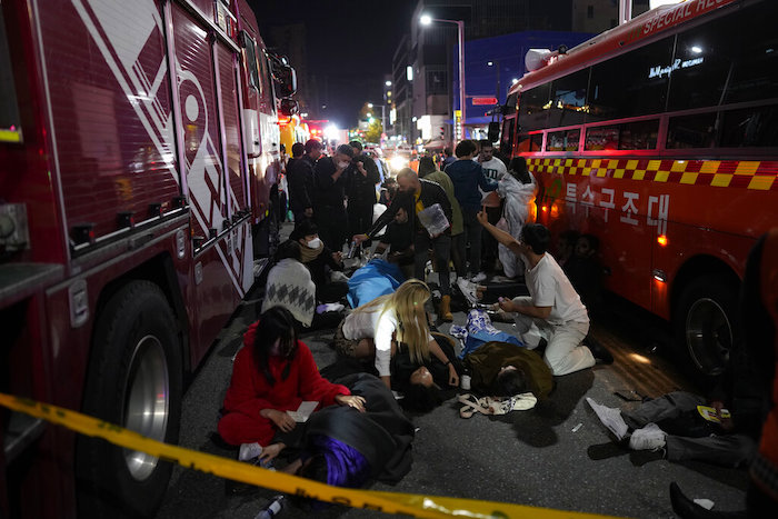 Socorristas y bomberos trabajan en la escena de una estampida fatal en Seúl, Corea del Sur, durante celebraciones de Halloween, el sábado, 29 de octubre del 2022.