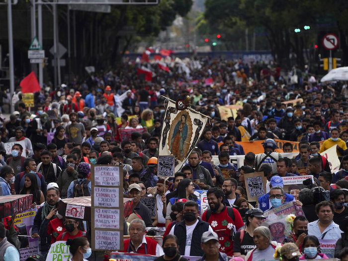 Familiares y compañeros de clases de los 43 estudiantes universitarios de Ayotzinapa desaparecidos y simpatizantes marchan en la Ciudad de México, el lunes 26 de septiembre de 2022, en otro aniversario de la desaparición de los estudiantes en Iguala, estado de Guerrero, en 2014.