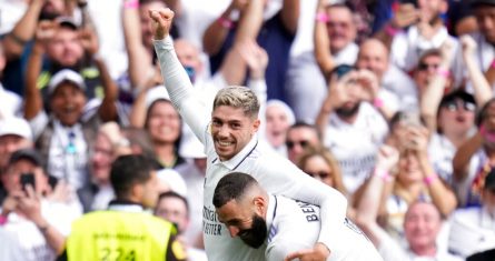 Federico Valverde celebra con su compañero Karim Benzema (derecha) tras anotar el segundo gol del Real Madrid contra el Barcelona en La Liga española, el domingo 16 de octubre de 2022.