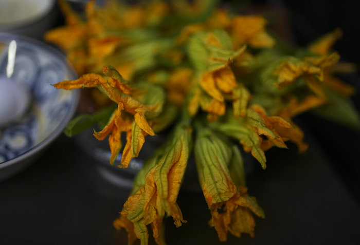 Flores de calabaza preparadas para acompañar una receta prehispánica con ahuautle, conocido como caviar mexicano, en un restaurante en Iztapalapa, cerca de Ciudad de México, el miércoles 14 de septiembre de 2022. Según Jorge Ocampo, coordinador de historia agraria en el Centro de Investigaciones Económicas Sociales y Tecnológicas de la Agroindustria y la Agricultura Mundial, la meticulosa recolección del ahuautle se ve amenazada por la falta de agua del Lago Texcoco, el desarrollo en sus orillas y la falta de interés de las nuevas generaciones por este ingrediente.