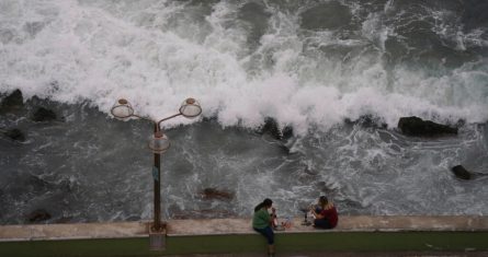 Gente descansando en el paseo marítimo de Mazatlán, México, el domingo 2 de octubre de 2022. El huracán "Orlene" se dirigía a la zona y se esperaba que tocara tierra entre las localidades turísticas de Mazatlán y San Blas.