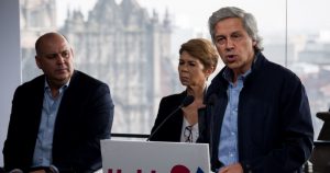 Gustavo de Hoyos Walter, Beatriz Pagés Llergo Rebollar y Claudio X. González Guajardo durante la conferencia de prensa de Sí por México, celebrada el 20 de octubre de 2021, en el Gran Hotel de la Ciudad de México.