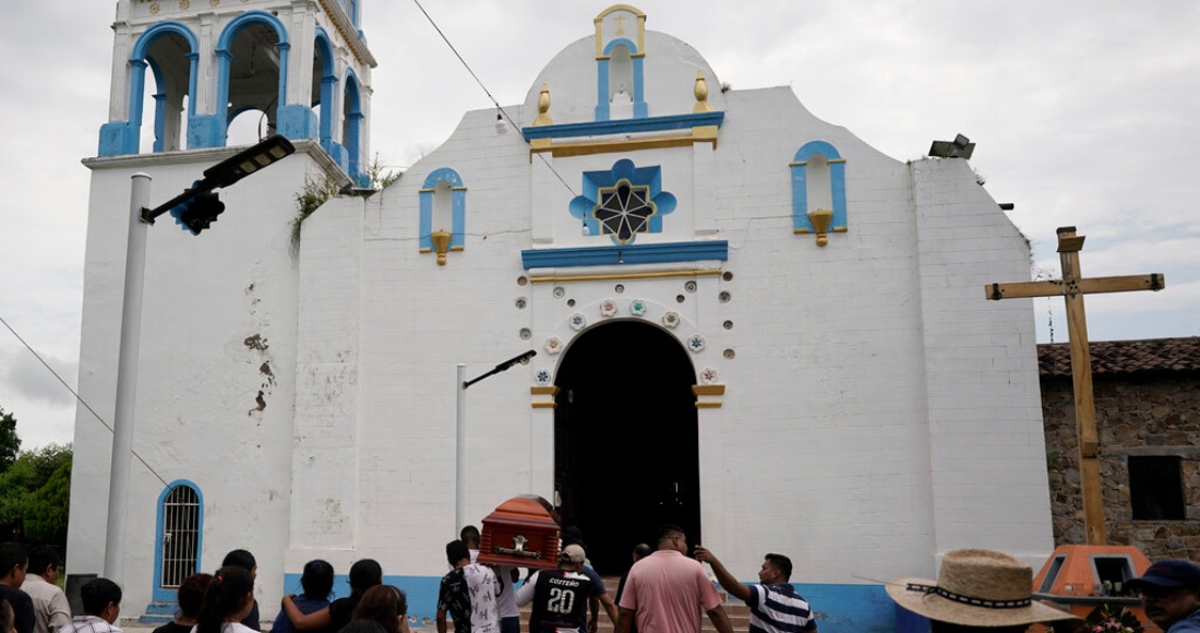 Habitantes del poblado mexicano de San Miguel Totolapan cargan un ataúd el 6 de octubre de 2022 después de una masacre en esa localidad.