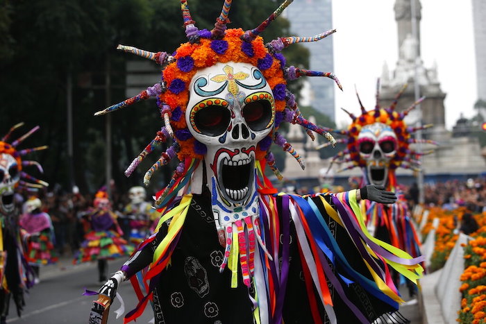 Intérpretes participan en el desfile del Día de Muertos en la Ciudad de México, el sábado 29 de octubre de 2022.