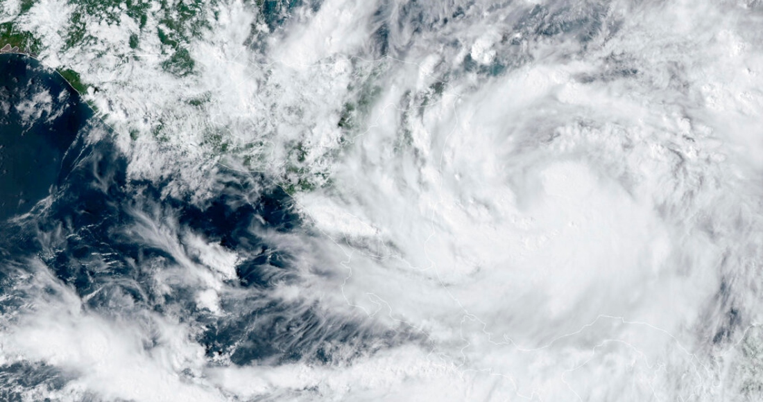 Esta fotografía tomada el sábado 8 de octubre desde un satélite de la Oficina Nacional de Administración Oceánica y Atmosférica de Estados Unidos (NOAA, por sus siglas en inglés) muestra la tormenta tropical "Julia" cuando adquiría fuerza antes de convertirse en huracán en el Caribe a las 4 de la tarde hora del este de Estados Unidos.