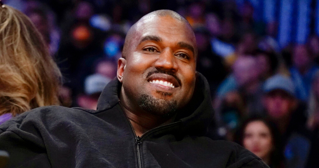 En esta imagen de archivo, Kanye West observa la primera parte del juego de la NBA entre los Wizards de Washington y los Lakers de Los Ángeles, en Los Ángeles, el 11 de marzo de 2022.