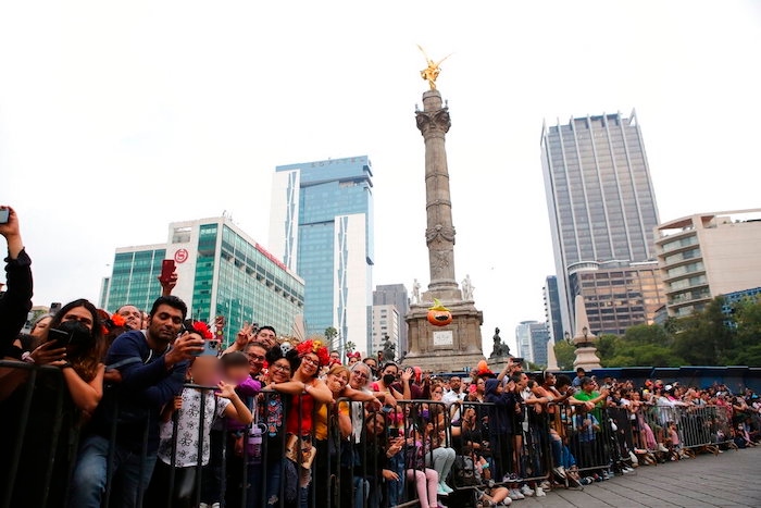 La gente observa el desfile del Día de Muertos en la Ciudad de México, el sábado 29 de octubre de 2022.