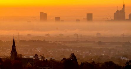 La iglesia de Kronberg, a la izquierda, se ve sobre los edificios del distrito bancario en Fráncfort, Alemania, en una mañana de niebla el lunes 31 de octubre de 2022.