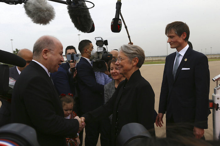 La Primera Ministra francesa, Elisabeth Borne, es recibida por el Primer Ministro de Argelia, Aimene Benabderrahmane, a su llegada a Argel, el 9 de octubre de 2022.