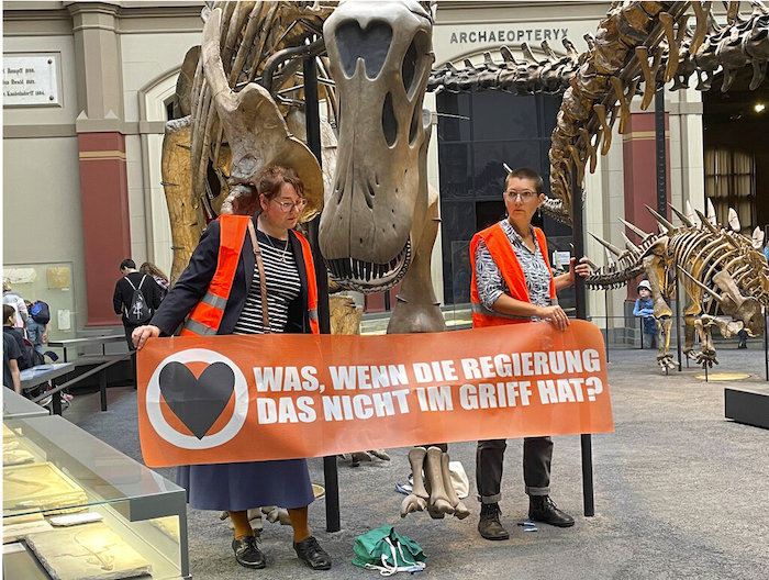 Las activistas que se pegaron a un esqueleto de dinosaurio en el Museo de Historia Natural de Berlín, el 30 de octubre de 2022.