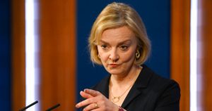 La Primera Ministra británica Liz Truss asiste a una conferencia de prensa en 10 Downing Street, Londres, 14 de octubre de 2022.