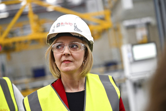 La Primera Ministra de Gran Bretaña, Liz Truss, visita Berkeley Modular, en Northfleet, Kent, Gran Bretaña, el 23 de septiembre de 2022.