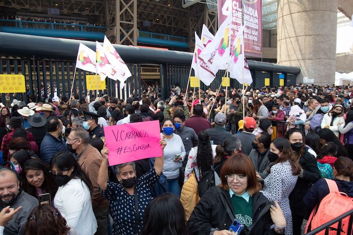 Decenas de personas se dieron cita en las afueras del Auditorio Nacional para recibir a Claudia Sheinbaum, Jefa de Gobierno de la Ciudad de México, que ofrecería en dicho recinto un mensaje por su Cuarto Informe de Gobierno.