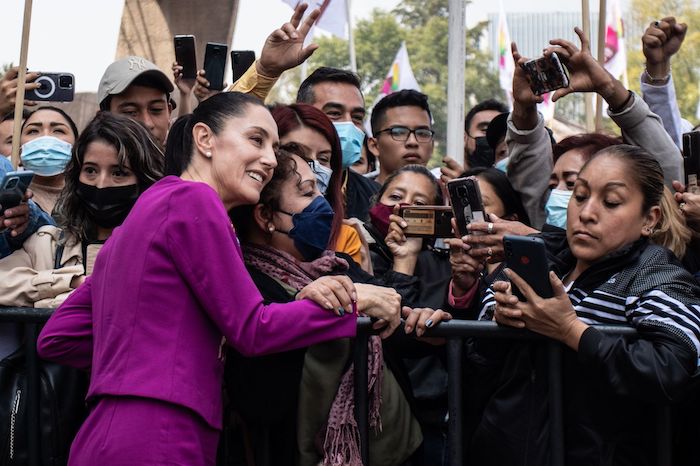 Claudia Sheinbaum Pardo, Jefa de Gobierno de la Ciudad de México, saludó a simpatizantes que se dieron cita para presenciar su llegada al Auditorio Nacional.