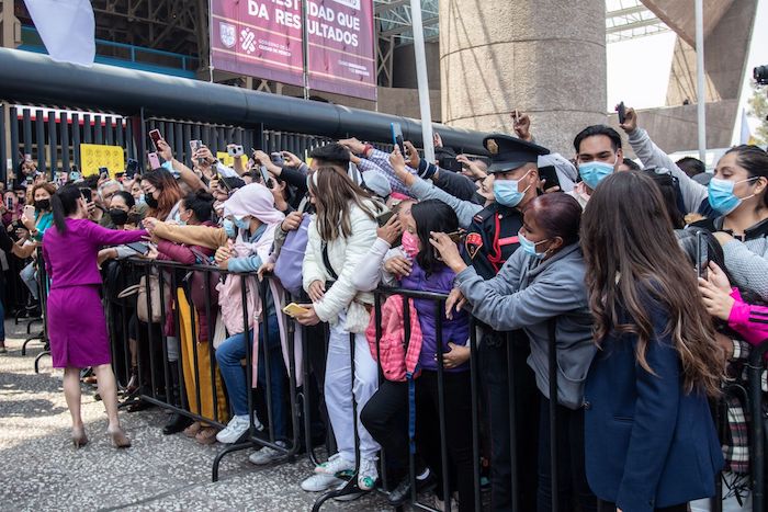 Claudia Sheinbaum Pardo saludó y se tomó fotografías con la gente que esperaba su llegada al Auditorio Nacional.