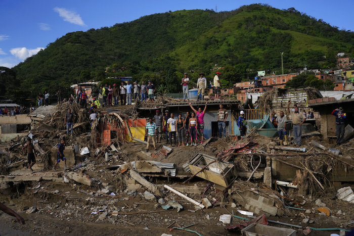 Los lugareños buscan llamar la atención del Presidente de Venezuela, Nicolás Maduro, mientras visita el área dañada por las inundaciones en Las Tejerías, Venezuela, el lunes 10 de octubre de 2022.