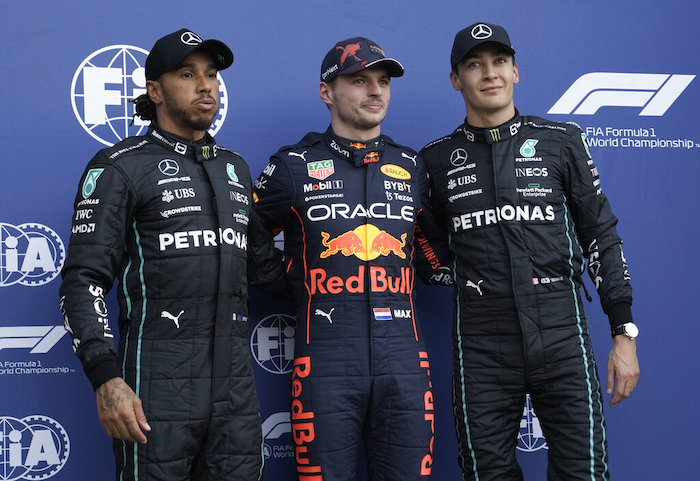 Los pilotos que terminaron en los primeros tres lugares en la clasificación del Gran Premio de México; Lewis Hamilton saldrá tercero, su coequipero George Russell segundo y Max Verstappen se lleva la posición de honor el sábado 29 de octubre del 2022.