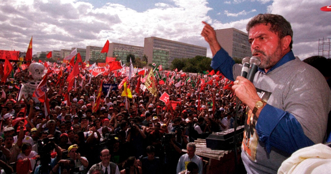 El entonces presidente honorario del Partido de los Trabajadores, Luiz Inácio Lula da Silva, habla durante una protesta contra las reformas de libre mercado del Presidente Fernando Henrique Cardoso, en Brasilia, Brasil, el 26 de agosto de 1999.