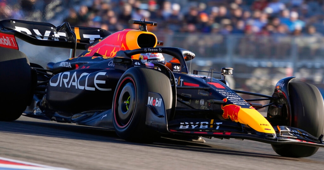 Max Verstappen con Red Bull toma una curva en la segunda sesión de práctica del Gran Premio de EU de la Fórmula 1 en el Circuito de las Américas, 21 de octubre de 2022 en Austin, Texas.