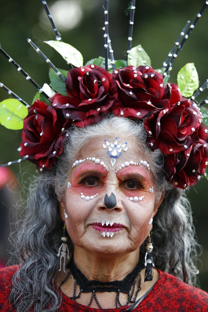 Maximina Zanabria posa para una foto antes del desfile del Día de Muertos en la Ciudad de México, el sábado 29 de octubre de 2022.